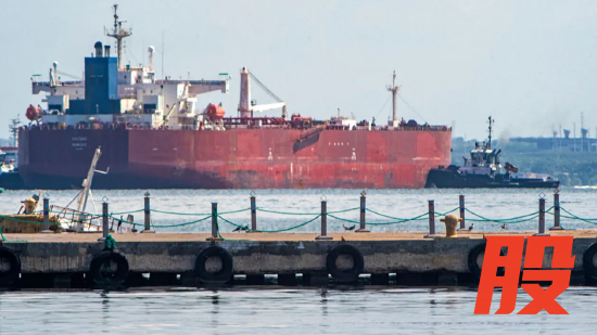 一艘原油运输船停泊在委内瑞拉苏利亚州马拉开波市附近的马拉开波湖上。