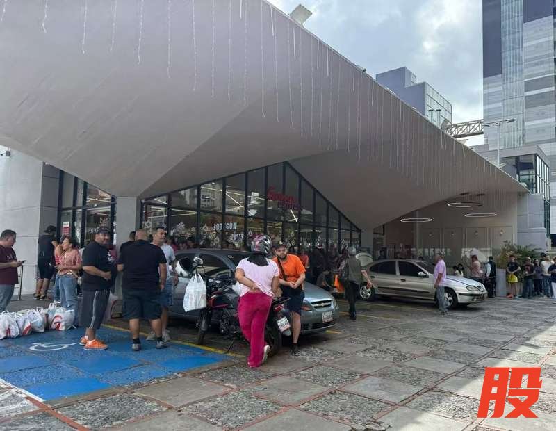 1月3日下午，委内瑞拉首都加拉加斯，有民众在超市外排队等待。受访者供图